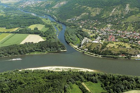 Ústí eky Moravy do Dunaje pod zíceninou devínského hradu. Zde by vodní...