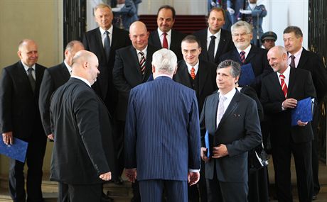 Milo Zeman s nov jmenovanou vládou Jiího Rusnoka. (10. ervence 2013)