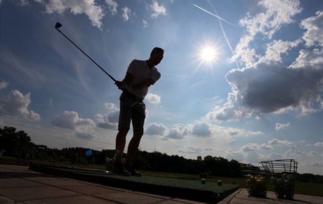 Golfový trenaér bude stát 880 tisíc korun, z toho 421 tisíc kola vybrala od sponzor. Ilustraní foto