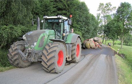 Cisterna se po nehod utrhla, pevrátila na bok a praskla. Peváená kejda se z