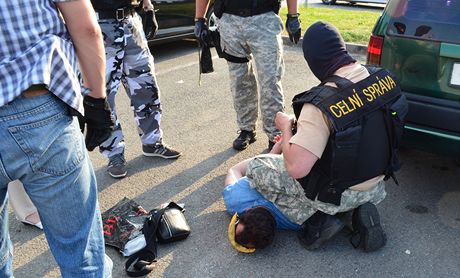 Gang paerák pozatýkali policisté ze zásahové jednotky. 