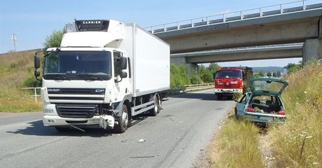 Sráka osobního a nákladního automobilu na silnici u Ejpovic si vyádala ti