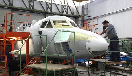 Kunovická letecká spolenost Aircraft Industries musela zavést pesasovou práci, aby zvládla splnit zakázky. (Ilustraní snímek).