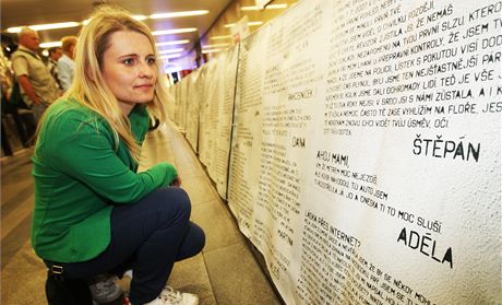 Ve stanici metra Mstek byla odhalena stna se vzkazy, které cestující posílají
