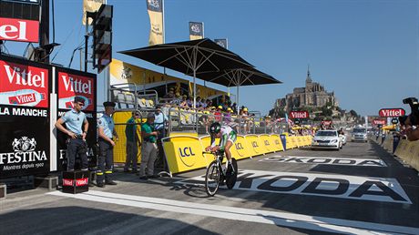 Handicapovan cyklista Ji Jeek dokonuje asovku na Tour de France. Jel ji...