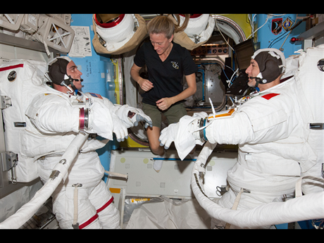 Píprava na posléze pedasn ukonený 171. výstup z ISS. S kolegy  Lucem...