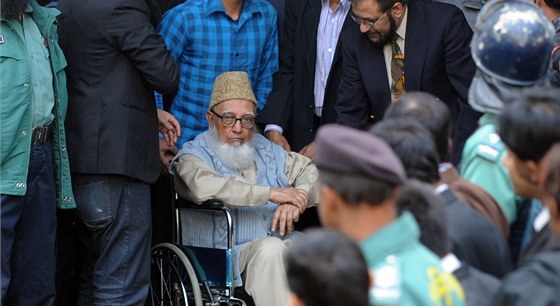 Bangladéský islamista Ghulam Azam pijídí k soudu (15. ervence 2013)