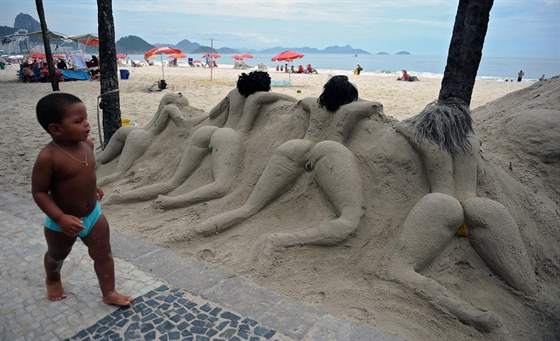 Hanbaté sochy na plái Copacabana