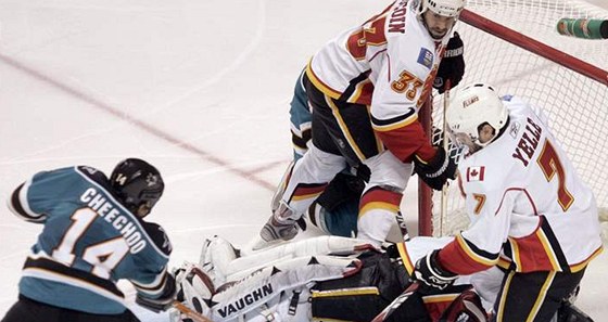 Jonathan Cheechoo v dresu San Jose, dává gól do sít Calgary.