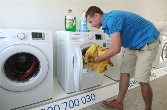 Brigádník Ondej Konviný vytopeným denn vypere estnáct praek prádla.