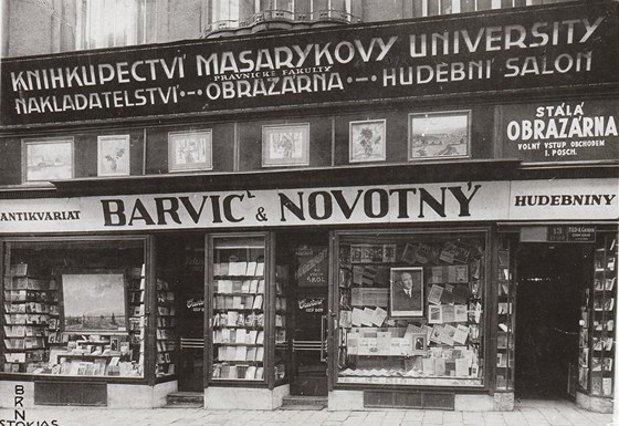 V roce 1913 přesídlilo knihkupectví z čísla 4 do čísla 13 v České ulici. Tam je
