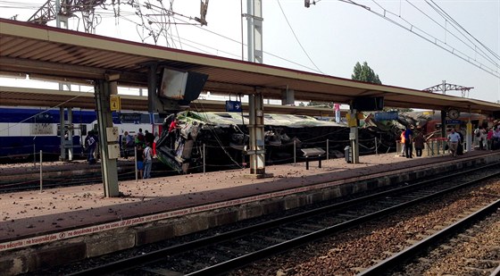 Francií v pátek veer otáslo vlakové netstí na nádraí ve  mst...