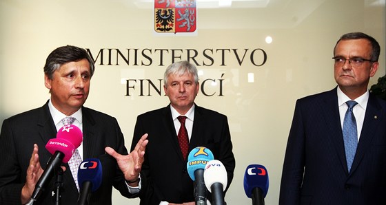 Nový ministr financí Jan Fischer, premiér Jií Rusnok a nyní u bývalý ministr