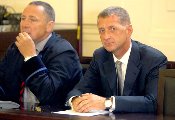 Roman Janouek se svým advokátem Vítem irokým z jednání soudu loni v ervenci.