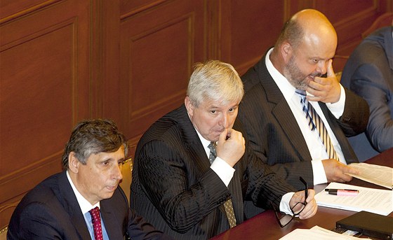 Minist financí Jan Fischer, premiér Jiří Rusnok a ministr vnitra Martin Pecina
