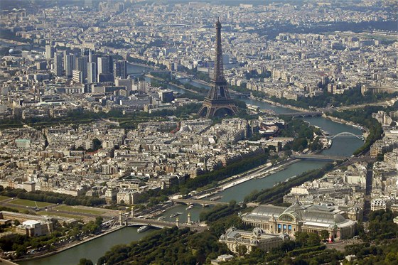 Letecký pohled na centrum francouzské metropole s dominantní Eiffelovu ví.