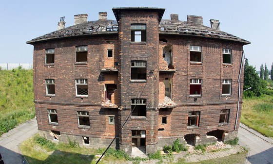 Po nájezdu zlodějů čehokoliv se domy v Přednádraží změnily v ruiny. (10.