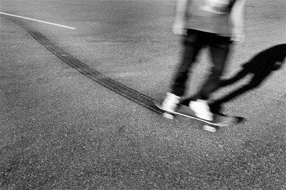 Mladík na skateboardu mezi auty na dálnici riskoval ivot (ilustraní foto).