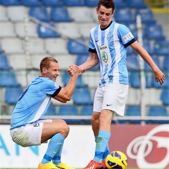 RADOST PARÁK. Boleslavtí fotbalisté Jan Chramosta (vlevo) a Ondej Zahustel