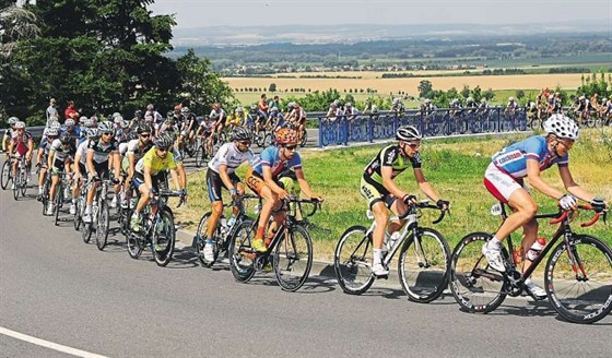 LUTÝ KÖNIG. Vítz letoní Czech Cycling Tour Leopold König (pátý zprava ve...