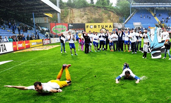 Skála vedle hlavní tribuny je pro Slovan velkou nepíjemností.