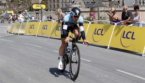 Mark Cavendish bhem asovky na Tour de France s monumentem Mont St. Michel v...