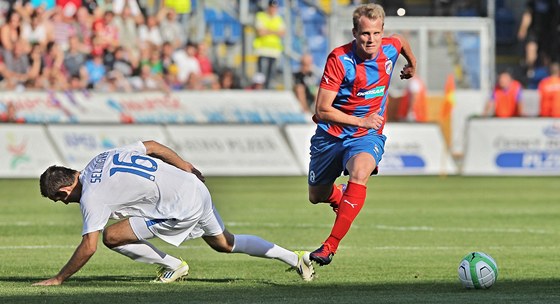 ÚNIK. David Limberský z Plzn v utkání s eljezniarem Sarajevo. 