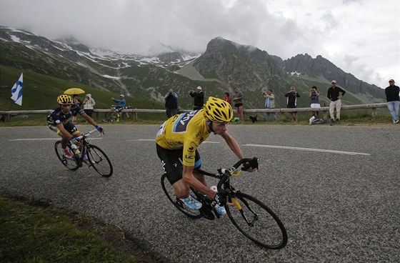 VEDOUCÍ DUO. Lídr Tour de France Chris Froome a za ním druhý v poadí Alberto