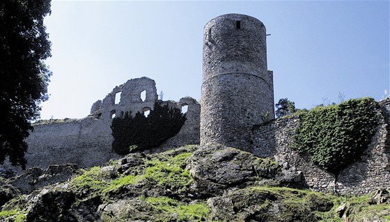 Zřícenina hradu Helfenburk u Bavorova. Nuzák Jíra tady hrál čertům celou noc a dostal za to mošnu plnou zlaťáků.