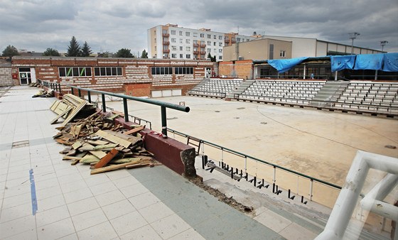 Rekonstrukce haly Lokomotivy v Plzni na Slovanech se zdrí. Betonové patky, na...