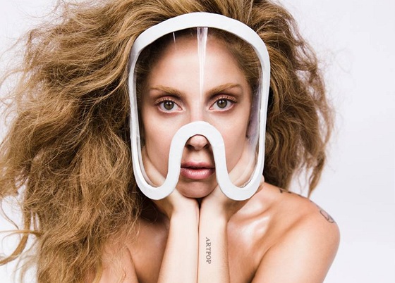 Jméno své třetí desky Artpop už si dala Lady Gaga vytetovat na ruku.