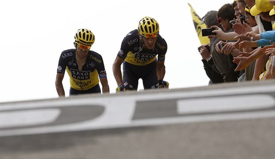 TANDEM. Roman Kreuziger (vpravo) a Alberto Contador se mou v klidu pipravovat na pítí sezonu, jejich éf Bjarne Riis zajistil sponzora.