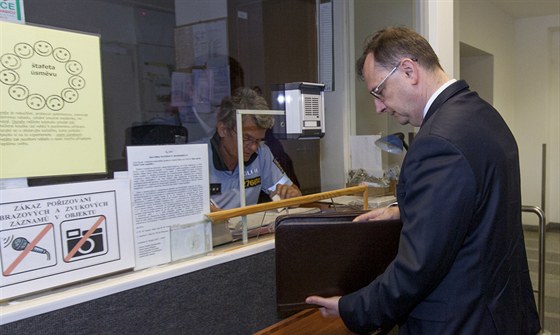 Petr Neas pichází k výslechu na policii (12. ervence 2013).