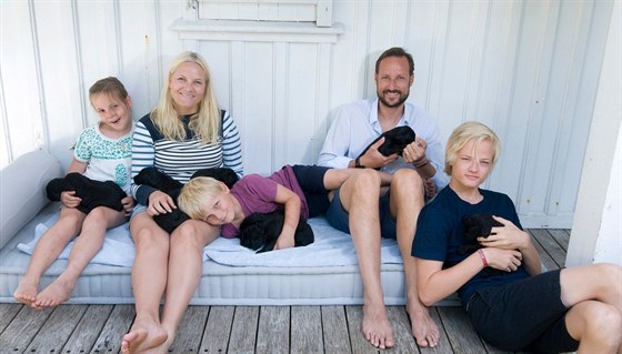 Norský korunní princ Haakon s rodinou a pejsky (ervenec 2013)
