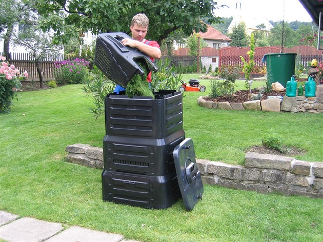 Pedstava, e v kompostéru zpracujete jen trávu, je lichá. Je poteba pidávat...