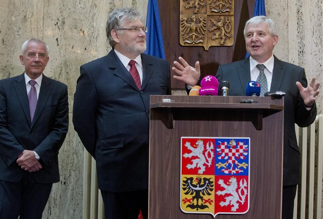 Premiér Ji�í Rusnok uvádí do funkce ministra zdravotnictví Martina Holcáta,