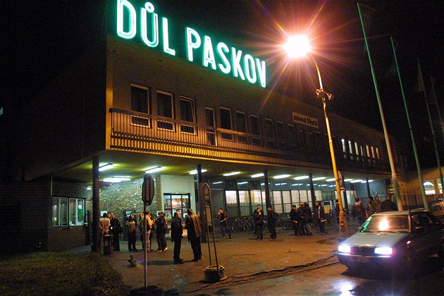 Nad Dolem Paskov se z�ejm� u� definitivn� setm�lo, ani sv�týlko na konci d�lních �achyt nevid�t.
