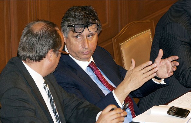 Ministr financí Jan Fischer hovo�í s ministrem zahrani�í Janem Kohoutem p�i