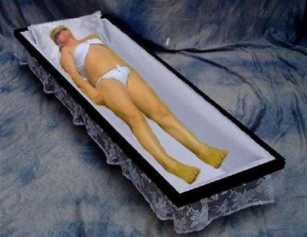 Fotogalerie: Iveta Bartošová ležící, spící, umírající i dočista úplně mrtvá