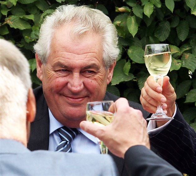 Alkohol i tu�ná jídla bude Zeman muset omezit, má toti� cukrovku.