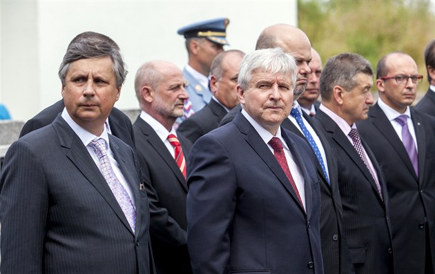 Premiér Ji�í Rusnok se svými ministry.