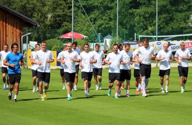 ROZB�HÁNÍ. Fotbalisté Jihlavy p�i rozcvi�ce na soust�ed�ní v rakouském Bad...
