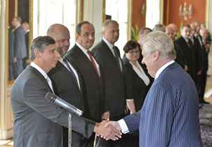Prezident Milo Zeman jmenoval ministrem financ Jana Fischera (vlevo). Fischer