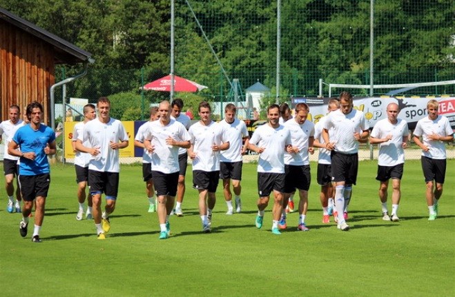 ROZB�HÁNÍ. Fotbalisté Jihlavy p�i rozcvi�ce na soust�ed�ní v rakouském Bad...