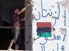 Libyjtí povstalci demolují bývalou rezidenci Muammara Kaddáfího Báb al-Azízíja...