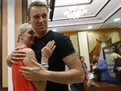 Ruský opoziní aktivista Alexej Navalnyj se po proputní z vzení vítá se...