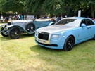 Dv ponkud nesrovnatelné generace luxusních voz Rolls-Royce.