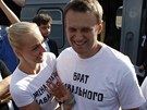 Ruský opoziník Alexej Navalnyj na snímku se svou manelkou na moskevském...