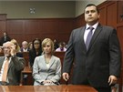 George Zimmerman (zcela vpravo) stojí u soudu, zatímco pichází porota, aby
