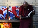 Spolenost ped nemocnicí jim dlá i budhistický mnich. (18.ervence 2013)